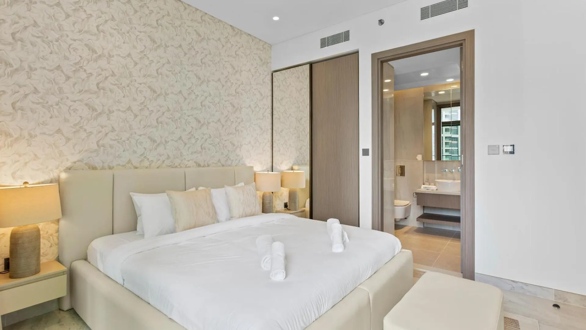 Sleek 1-Bedroom W Burj Khalifa View In Peninsula Dubai Lägenhet