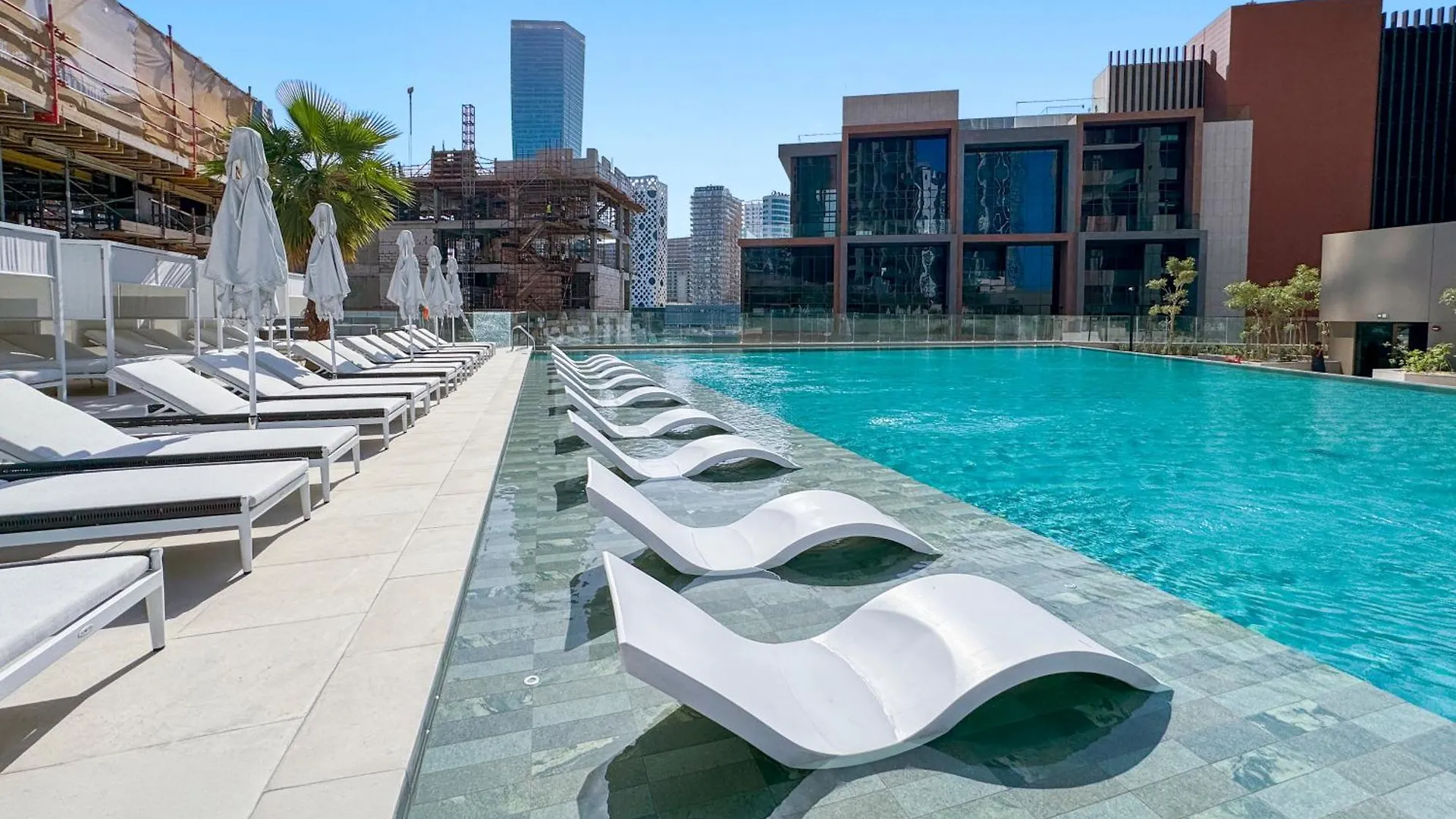 Sleek 1-Bedroom W Burj Khalifa View In Peninsula Dubai