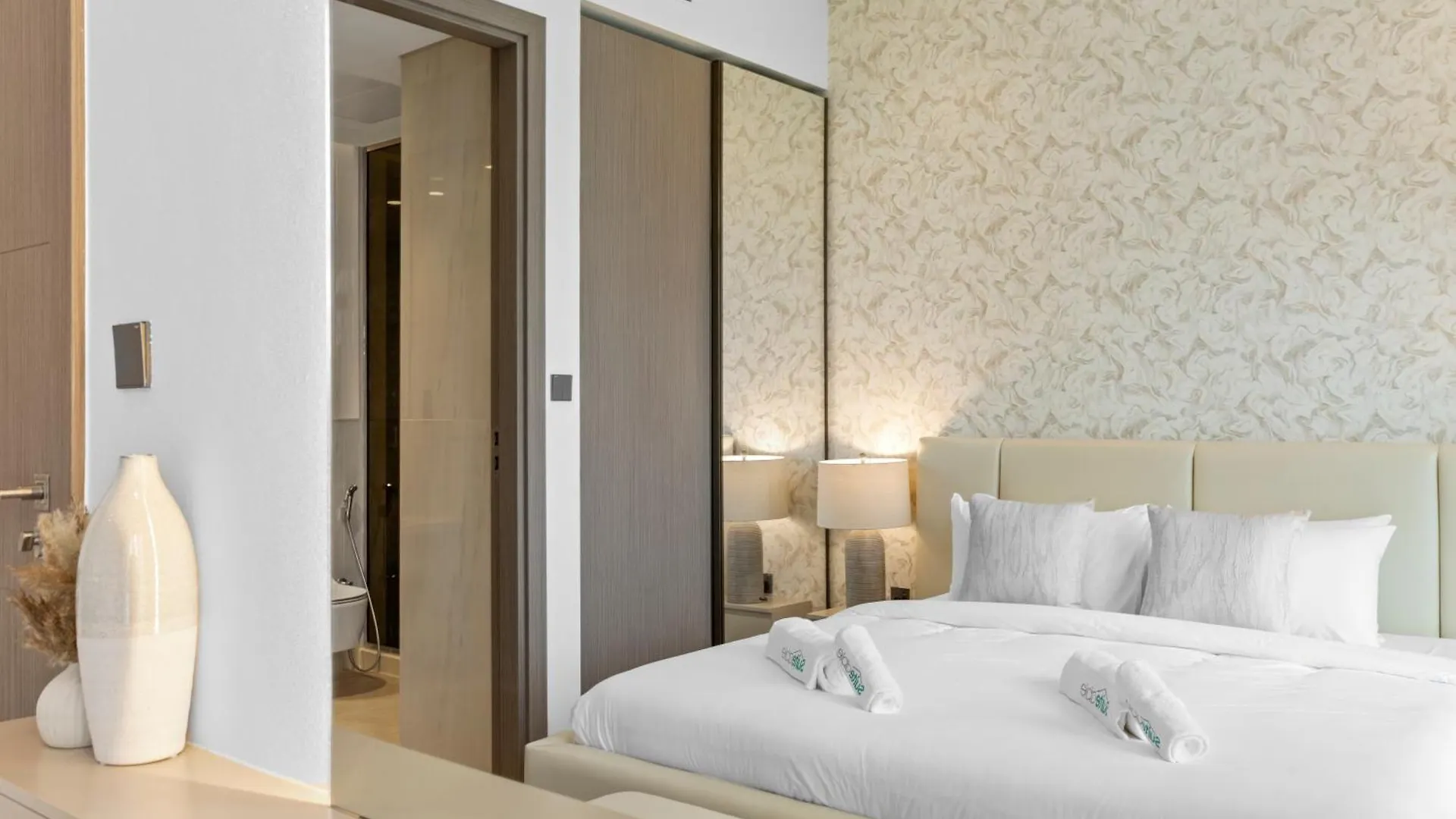 Sleek 1-Bedroom W Burj Khalifa View In Peninsula Dubai